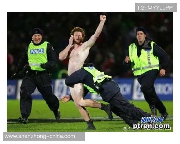 男足球明星因慈善活动裸跑引发热议展现运动员勇气与社会责任感